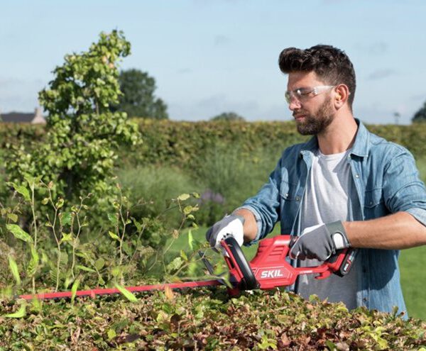 גוזם גדר חיה חשמלי נטען 20V אורך להבים 55 ס"מ – גוף בלבד SKIL